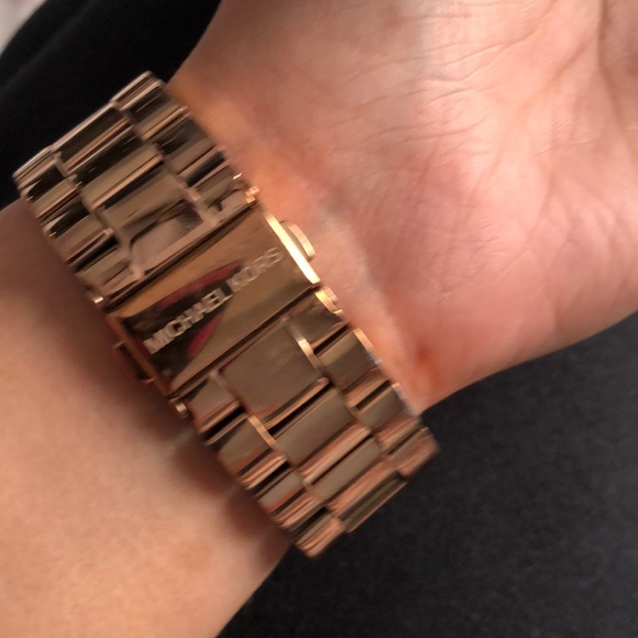 A Michael Kors watch - Picture 4 of 4